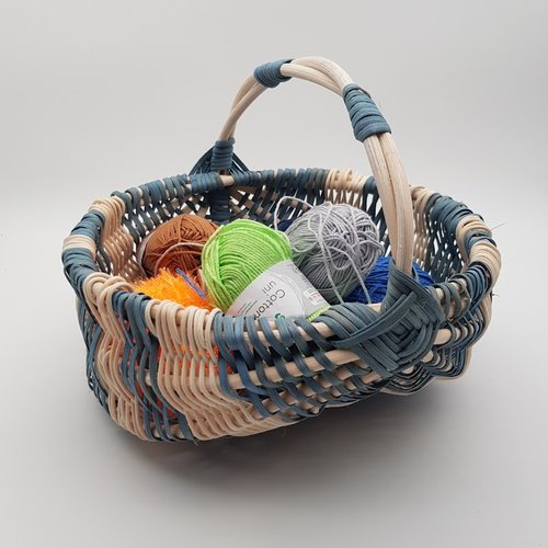 Panier rond en rotin écru et bleu