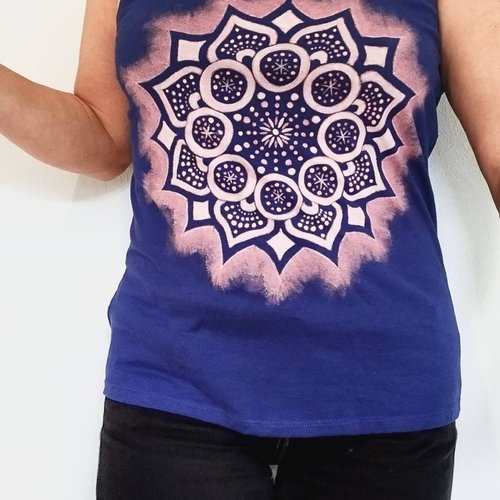 Débardeur  bleu mandala peint à la peinture javel