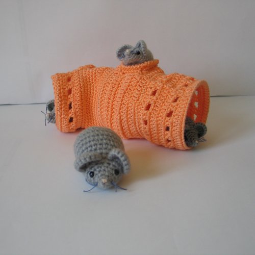 Famille souris et tunnel de jeu, réalisés au crochet 