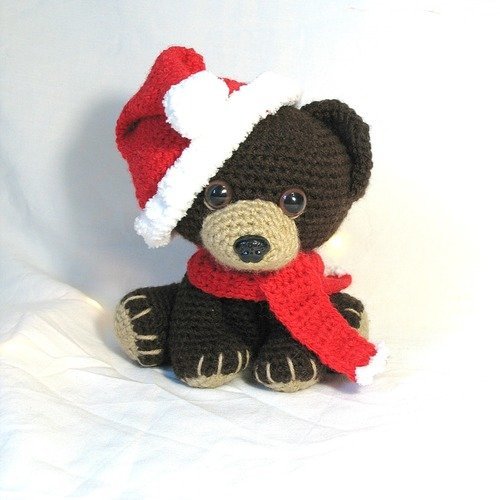 Peluche ou décoration ourson de noël au crochet