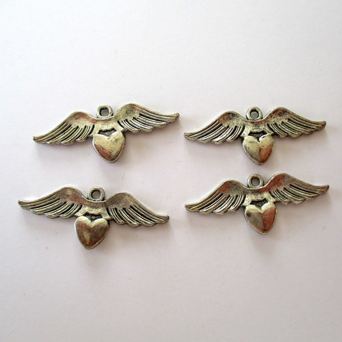 4 breloques en  métal argenté en forme de cœur avec des ailes - 35 mm
