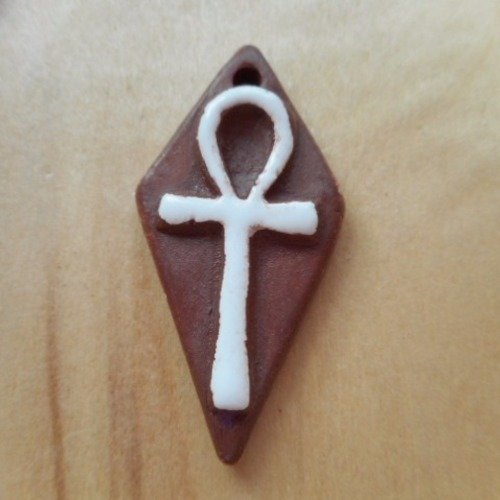 1 breloque en forme de losange marron à dessin de croix ansé blanche en relief - 40 mm - 9194239