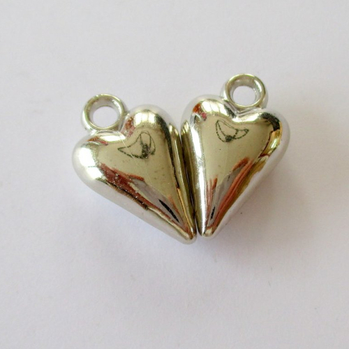 2 breloques en métal argenté en forme de cœurs  - 19 mm