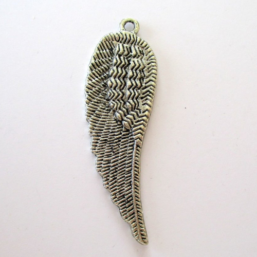 1 grande breloque en métal argenté  en forme d'ailes - 52 mm