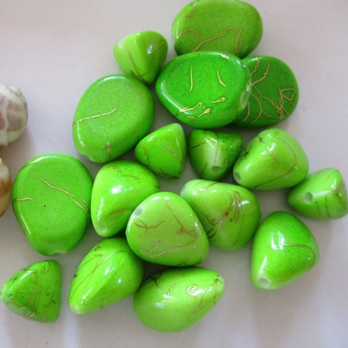 15 perles plastiques vert herbe à filets dorés - 2767354
