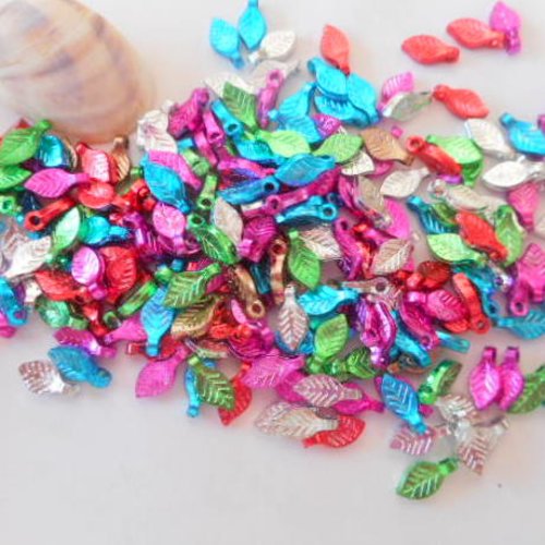 100 + ou -  (soit 10 g)  breloques perles en plastique multicolore en forme de feuilles - 9 x 5 mm - 3580566