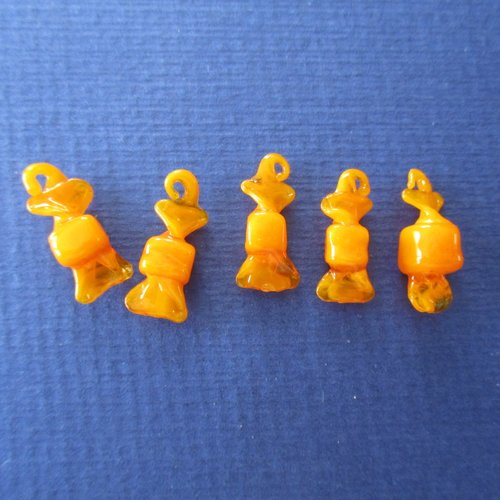 5 breloques en plastique en forme de bonbon orange - + ou - 17.5 mm