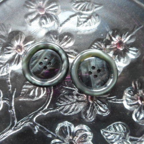 2 boutons plats 4 trous, de couleur gris foncé - 29 mm - 