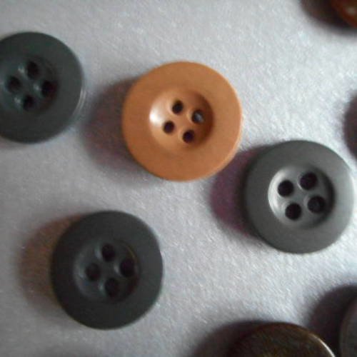 9 boutons plats 4 trous en plastique et métalliques - 18 mm - 076 gm