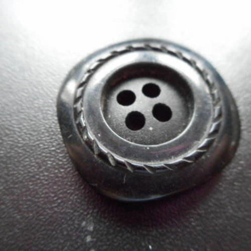 8 boutons plats 4 trous de couleur noire en plastique de forme carré a coins arrondis - 15 et 25 mm - 075 gm
