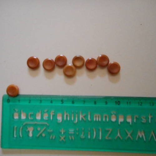 9 petits boutons plastique sur pieds de couleur caramel - 12 mm - 099 gm