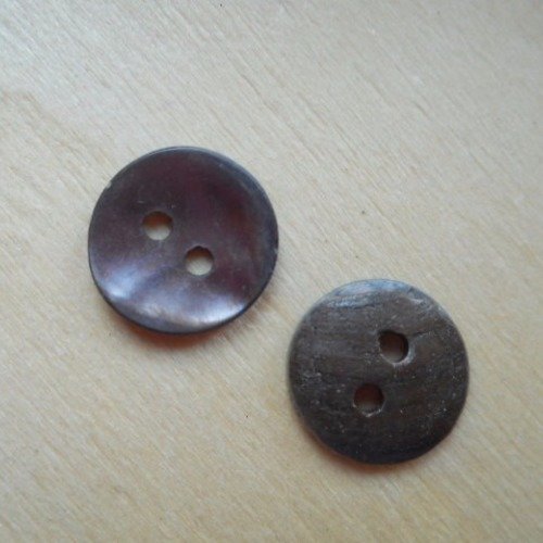 2 boutons plats 2 trous en nacre gris foncé à reflets marron- 13 mm - 094 gm 