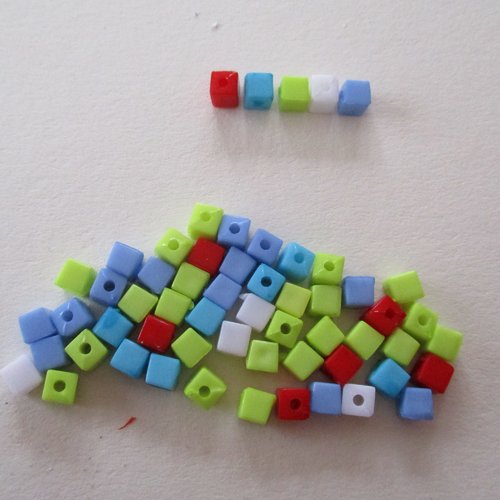 50 perles plastiques cubiques multicolores  - 3521257