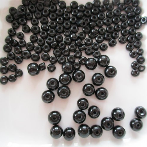 146 perles de plastique noire en deux tailles -4 et 6 mm - 3672523