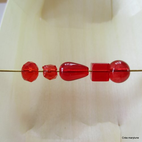 Mélange de 45 perles en verre et en plastiques transparentes de taille et forme différentes couleurs rouge -  3777800