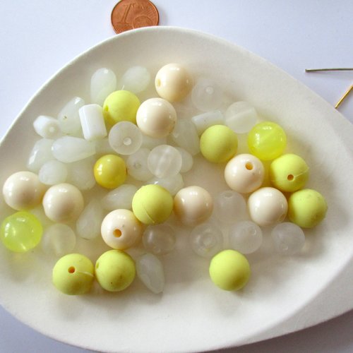 45 perles plastique de couleur blanche, beige et jaune -3857148