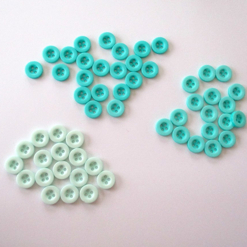 52 petits boutons plastiques 4 trous en dégradé de couleur eau - 11 mm - 3877055