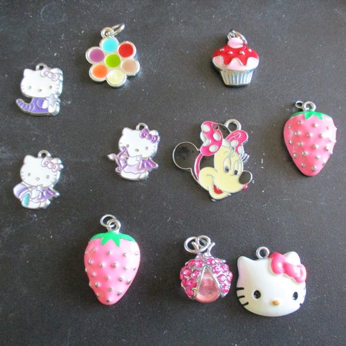 10 breloques en mélange, souri et chat, coccinelle, fraise et gâteau