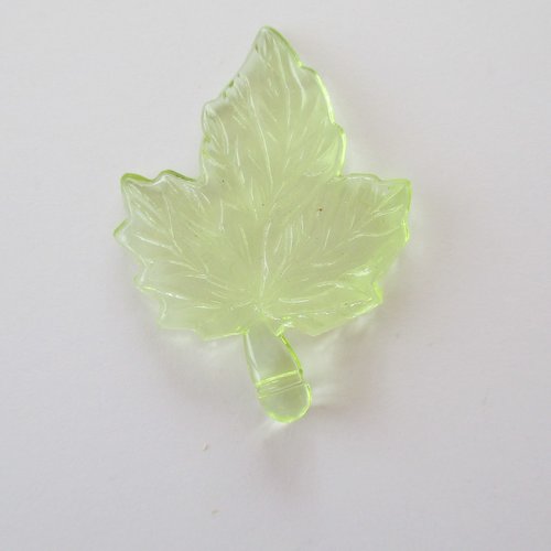 3 breloques en forme de feuilles en plastique transparent de couleur jaune - 35.5 mm