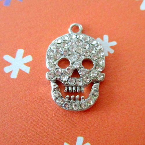 Breloque tête de mort strass pour halloween