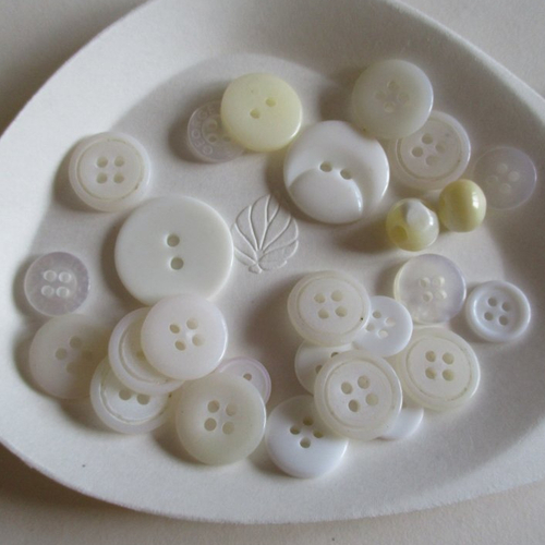 10 boutons plastique 4 trous, blanc  - 10  à 20 mm - 4926022