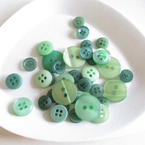 30 boutons plastique 2 et 4 trous, vert  - 8  à 15 mm - 4926023