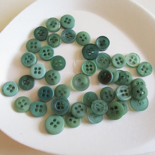 30 boutons plastique 4 trous, vert  - 8  à 10 mm - 4926024