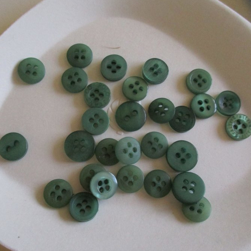 20  boutons plastique 4 trous, vert  - 8  à 10 mm - 4926025