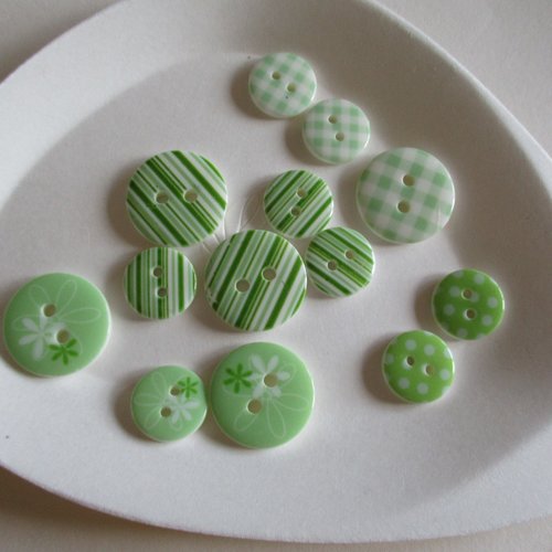 14 boutons plastique 2 trous, vert à dessins variés - 12.5 à 18 mm - 4926026