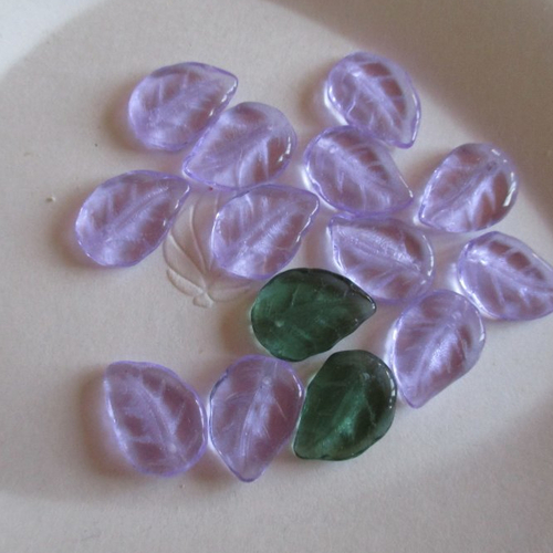 14 breloques en verre en forme de feuilles - 13 x 10.3 mm -  4926027