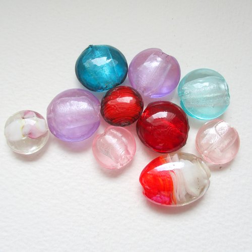 Ensemble de 10 perles en verre de couleur et de tailles différentes