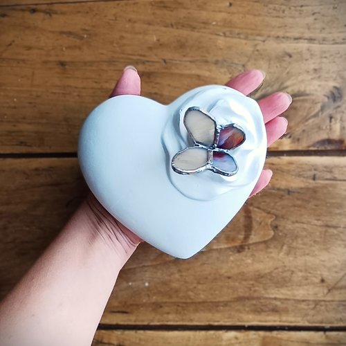 Gros cœur blanc avec fleur et papillon, message personnalisé