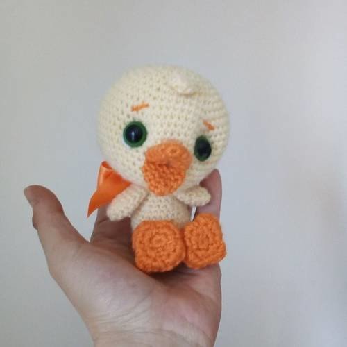 Plume, peluche poussin jaune au crochet- collection calinous 