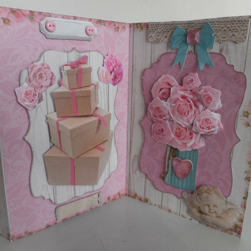 Carte Postale Style Shabby Chic Representant Une Piece Montee Des Cadeaux Et Un Bouquet De Roses Dans Un Vase Un Grand Marche