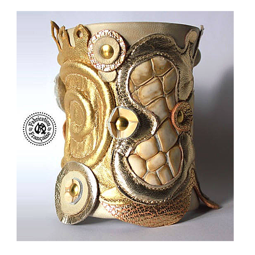 Bracelet large manchette style inca revisité moderne chic en cuirs ton or et doré léger incrustations en reliefs