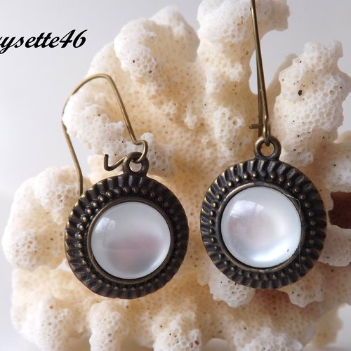 Boucles d'oreilles dormeuses à cabochon