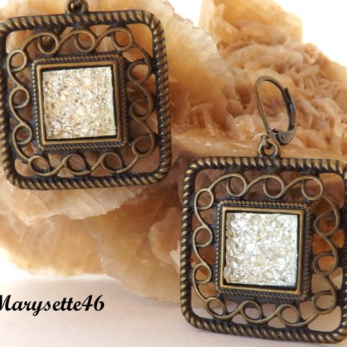 Boucles d'oreilles dormeuses à cabochon