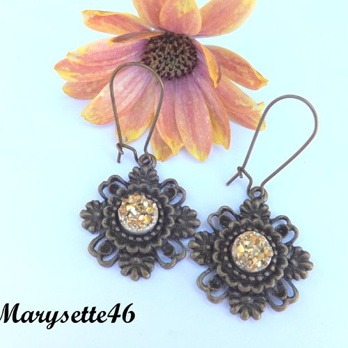 Boucles d'oreilles dormeuses à cabochon