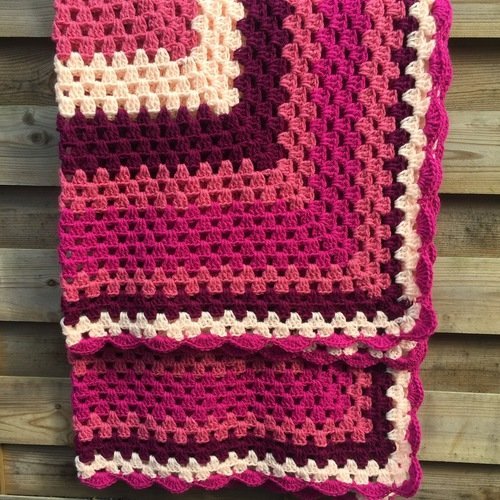 Plaid couverture carré granny laine rose fait main crochet 1m