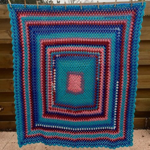 Plaid couverture laine crochet carré granny muticolore 1m40