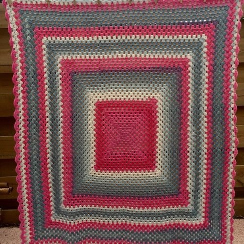Plaid couverture laine crochet carré granny rose/gris 1m40