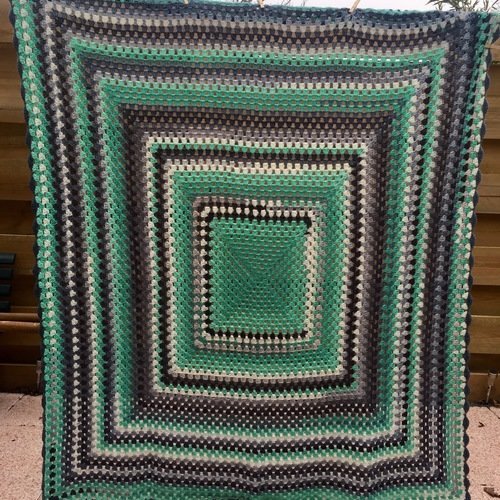 Plaid couverture laine crochet carré granny vert/gris 1m70