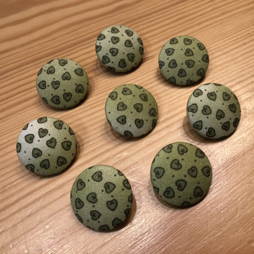 8 boutons tissu 24mm coeurs vert  