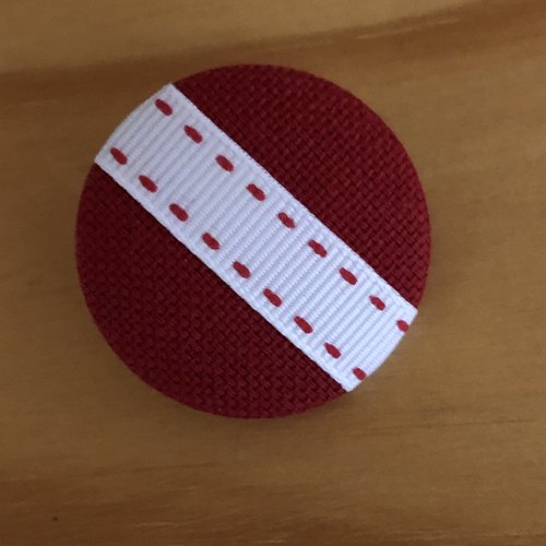 Bouton 32mm tissu rouge et ruban à pointillés 