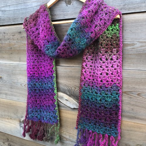 Echarpe au crochet laine multicolore franges fleurs