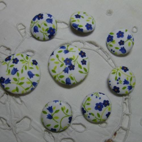 Lot 8 boutons recouverts de tissu "fleurs champetres"
