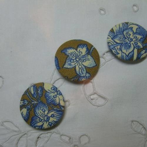 Trio boutons recouverts de tissu "style jouy bleu"