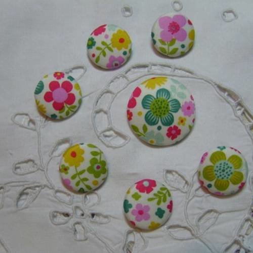 Lot 7 boutons recouverts de tissu "fleurs des prés " 22 et 32mm