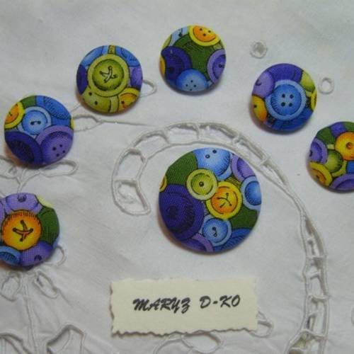 Lot 7 boutons recouverts de tissu "motifs boutons " 22 et 32mm