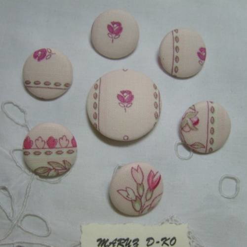 7 boutons recouverts de tissu "roses et points de couture" 22 et 32mm